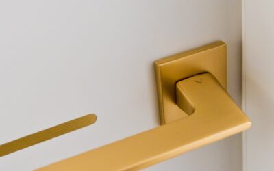 Drzwi ze złotymi detalami