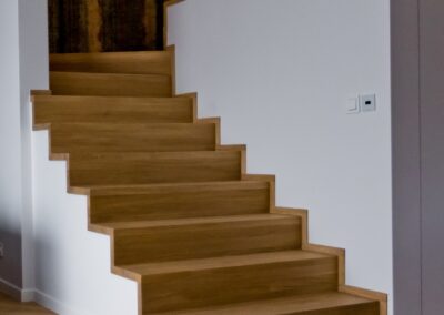 Dębowe schody dywanowe z elegancką listwą wykończeniową