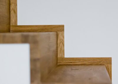 Dębowe schody dywanowe z elegancką listwą wykończeniową