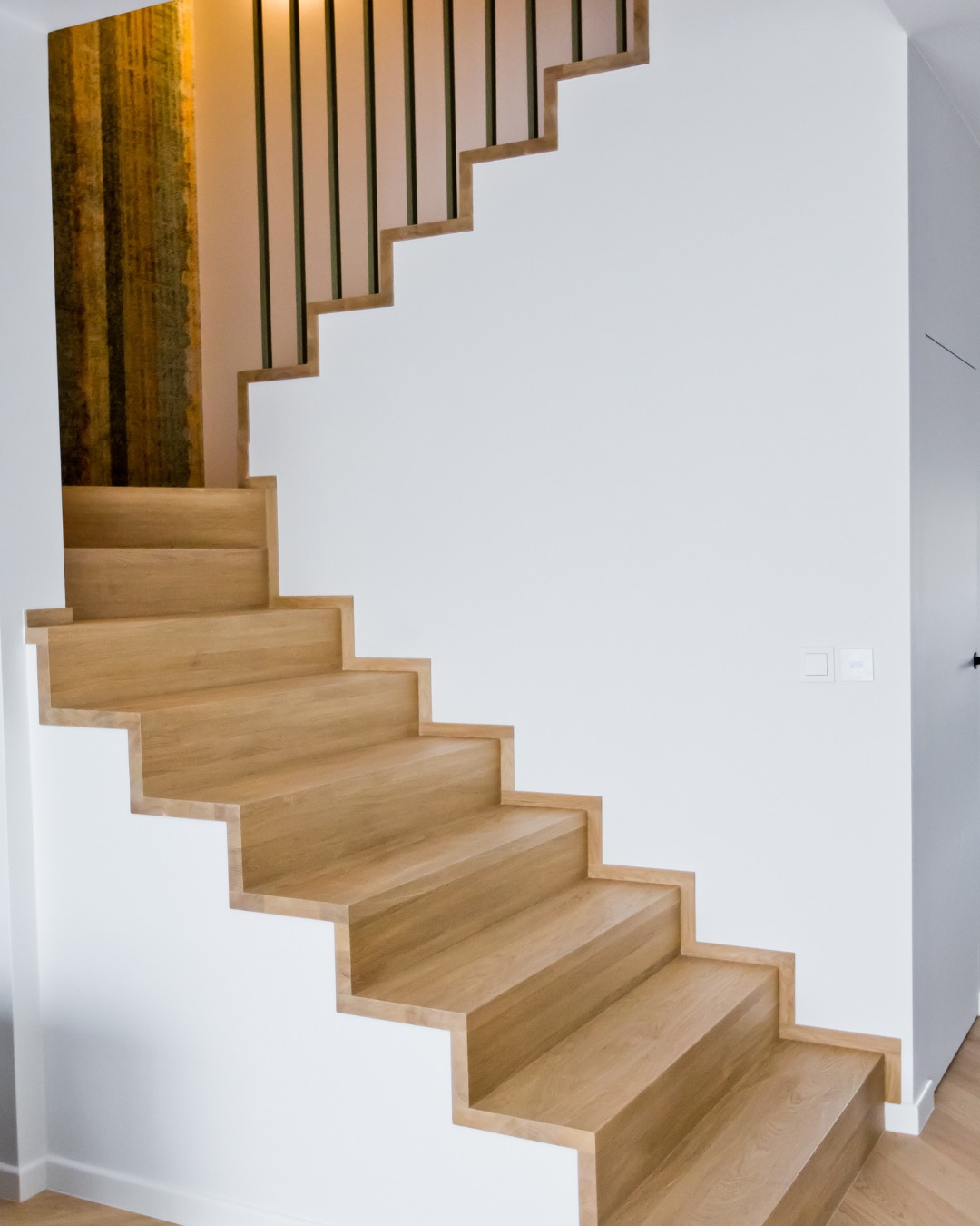 Dębowe schody dywanowe z elegancką listwą wykończeniową